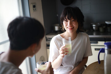 飲み物を飲むカップル