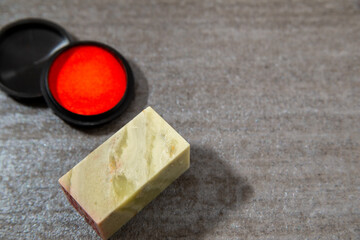 篆刻刀で石を彫って作られた篆刻印。石の篆刻と朱肉。書画などに押す落款印・サイン。日本。