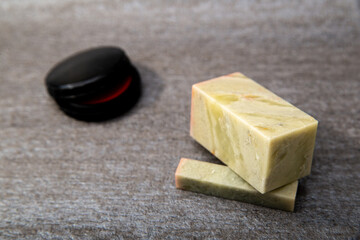 篆刻刀で石を彫って作られた篆刻印。石の篆刻と朱肉。書画などに押す落款印・サイン。日本。