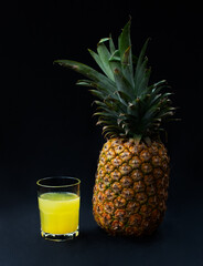 piña con fresco de piña en vaso