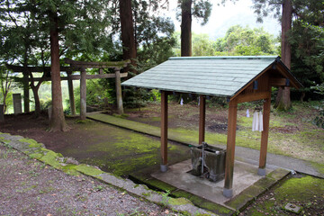Fototapeta na wymiar The gate of Motomuratenmanten Jinja and the washing pavilion at a Japanese shrine in Beppu, Japan