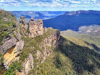 Fototapeta na wymiar Three sisters rock formation in Australia blue mountains national park