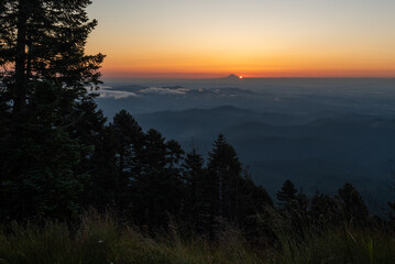Obraz premium Sunrise beginning over Mt. Hood and the Willamette Valley of Oregon