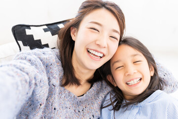 自撮りする親子