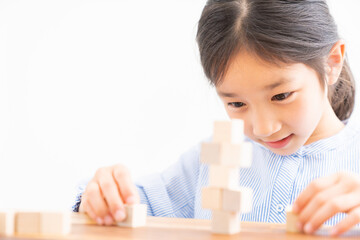 積み木を積む女の子