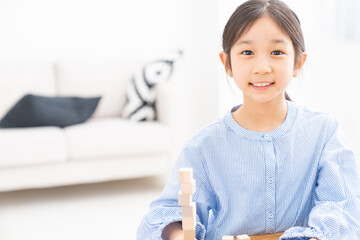 積み木を積む女の子