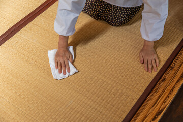 日本の掃除　Japanese house polite cleaning scene