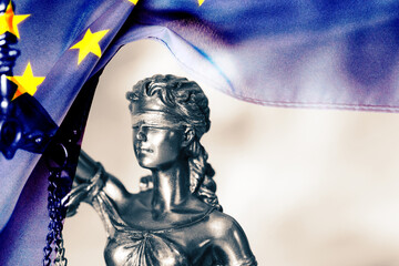 Figur der Justizia und Flagge der Europäischen Union EU