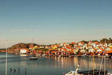 Obraz premium Sailboats in sea by town against sky