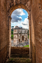 Widok z Coloseum na plac i Łuk Triumfalny Konstantyna Wielkiego w Rzymie - obrazy, fototapety, plakaty