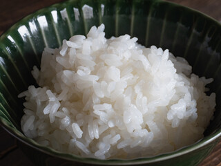 炊き立ての美味しい白米のクローズアップ。