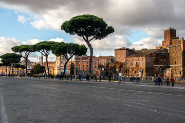 Rzymska ulica na tle pochmurnego letniego nieba - obrazy, fototapety, plakaty