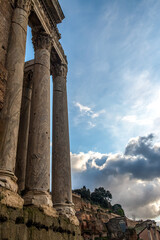 Kolumnada starożytnej świątyni (obecnie kościół św Luca) pod błękitnym niebem, Rzym, Włochy