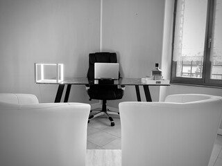 Bureau et ses fauteuils