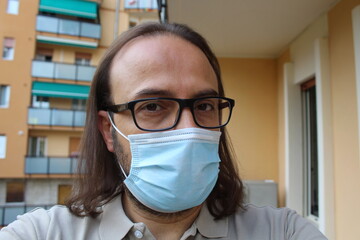 Un bell'uomo con la mascherina protettiva - difendiamoci dai virus