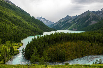 Fototapeta na wymiar Altai, beautiful kucherlinskoe mountain lake of turquoise color