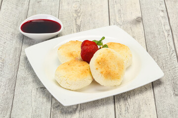 Curd pancakes with jam and stravberry