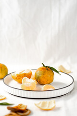 Local oranges are placed on ceramic plates.
