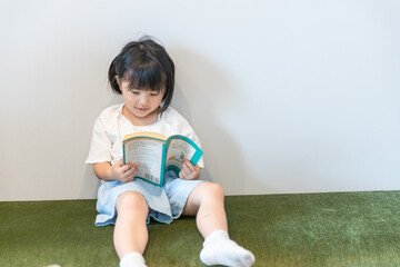 小さい女の子が本を一人で読んでいる　girl 虐待　kids