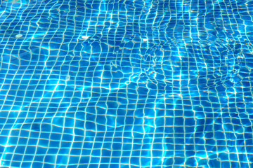 Obraz premium Ripples in the pool that reflect the sun Water surface details Is a bright blue background
