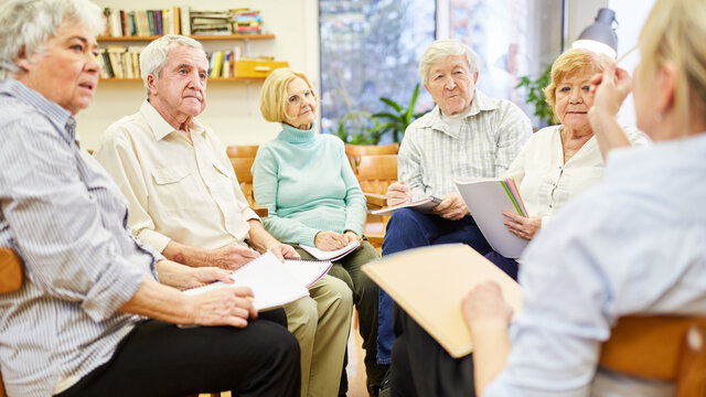 Psychotherapeutin bei Gruppentherapie mit Senioren im Altersheim
