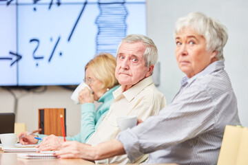 Senioren in einem Seminar über Altersvorsorge und Renten als Sicherung im Ruhestand