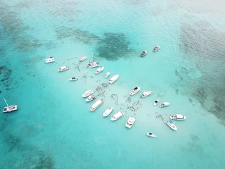 Abwaschbare Fototapete Pool Ozeanhohe Drohnenaufnahme von Stingray City