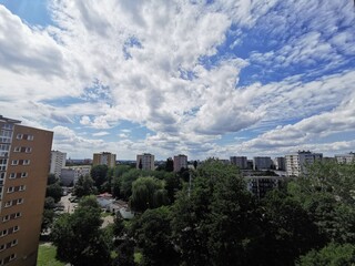 Obraz premium widok z okna, chmury, duże miasto