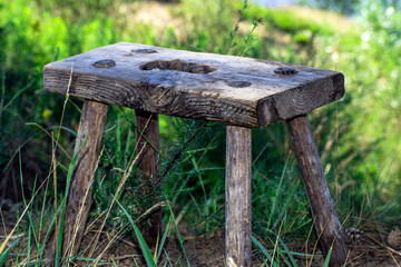 Naklejka premium Old wooden bench in the grass close-up.