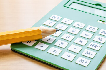 鉛筆と電卓(巨大鉛筆と巨大電卓)