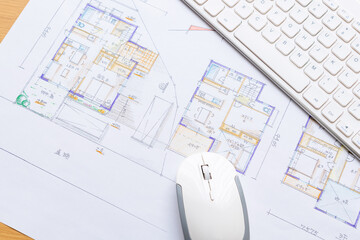 住宅設計図面とパソコン