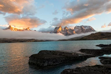 Papier Peint photo autocollant Cuernos del Paine Lever du soleil sur Cuernos del Paine et Lago Pehoe, Parc National Torres del Paine, Patagonie chilienne, Chili