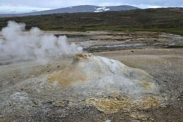 Fumarole -geothermische vulkanische Aktivität auf Island - Durch einen Schlot entweicht mit hohem Druck Wasserdampf von bis zu 600° überhitztem Wasser