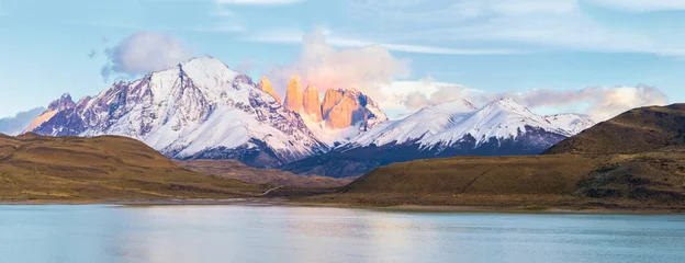 Papier Peint photo Cuernos del Paine Cuernos del Paine et les Torres, Parc National Torres del Paine, Patagonie chilienne, Chili