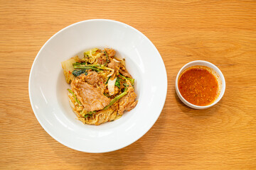 stir-fried vermicelli with vegetables and pork in sukiyaki sauce