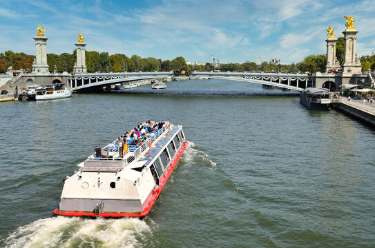 Embarcacion en el rio Sena y puente de Alejandro III en Paris