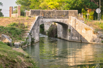 Fototapeta na wymiar Puente sobre el Canal de Castilla en la esclusa 41, Valladolid
