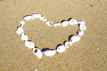Fototapeta na wymiar coeur dans le sable 