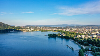 Fototapeta na wymiar Vue aérienne d'Annecy depuis le Lac