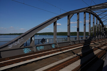Bahngleise auf einer Brücke