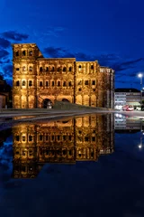 Porta Nigra in Trier zur blauen Stunde mit Pfützenspiegelung © Nils Heiliger