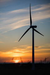 Fototapeta na wymiar Turbina wiatrowa, zachód słońca