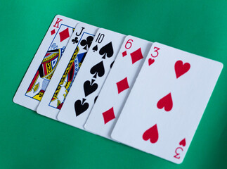 HIGH CARD POKER CASINO CON FONDO VERDE