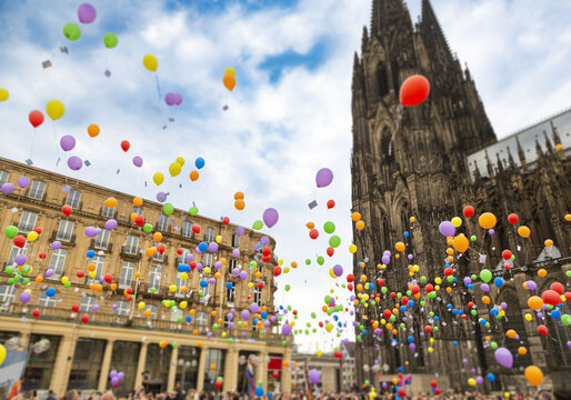 Aufsteigende Ballons am K&ouml;lner Dom