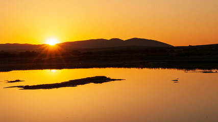 Puesta de sol en el parque natural de la Laguna de Fuente de Piedra en Málaga
