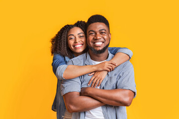 Obraz premium Happy In Relationship. Portrait of smiling black girl and her handsome boyfriend