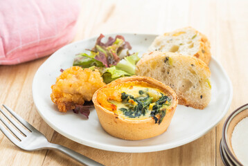 キッシュのワンプレート　唐揚げとパン