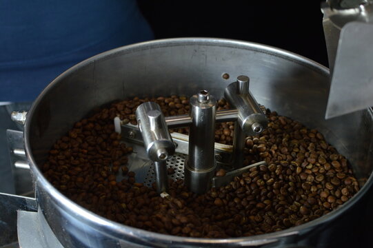 Kaffeeröstung in einer Manufaktur von Hand 