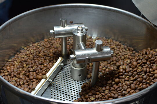 Kaffeer&ouml;stung in einer Manufaktur von Hand 