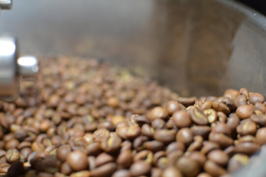 Kaffeer&ouml;stung in einer Manufaktur von Hand 
